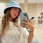Abril Moss - @abril.moss - Instagram