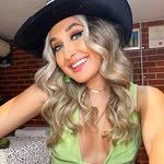 @adellerobertsonn - Instagram