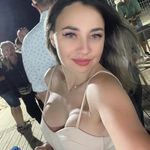 Alexandra Fiscuci - @alexandrarustioru - Instagram