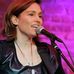 Queremos show da Amy Jo Johnson no Brasil - Facebook