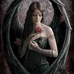 Angela Luttrell - @ihavetoomanysenpais - Instagram
