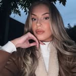 @angelikabender - Instagram
