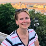 Anna Komaromi - Facebook