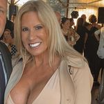 Annie Howell - @anniehowell1 - Instagram