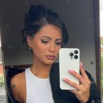 𝑫 𝒆 𝒔 𝒂 𝒌 - @anniesutton - Instagram