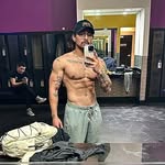 @averysonders - Instagram