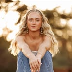 Bella Toth - Facebook
