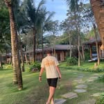 @bennettholmess - Instagram