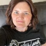Beth Ann Carnes - @mama.book.worm.4 - Instagram