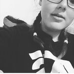 Beth Earl - @beth281203 - Instagram