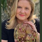Beth Medeiros | Eternização de buquê em resina - @studiobethm - Instagram