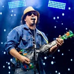Billy Espíndola e a guitarra de cocho - @billyespindolaoficial - Instagram