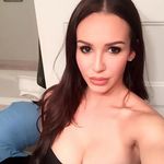 @carolle.ducharm - Instagram