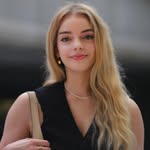 ℂ𝕙𝕝𝕠𝕖 𝕊𝕚𝕞𝕠𝕟 - @imkloesim - Instagram