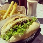 Vitória Lanches, ta na mesa 🍔 - @celanichristo - Instagram