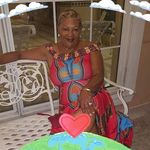 Cynthia Buttons Monroe - @cynthia_buttons_monroe - Instagram