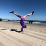 Dani Elswick - @dani_handstands - Instagram