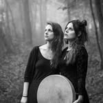 Dani und Nicole - Rituale und Kreise im Einklang mit Mutter Erde - @schwesternschafft - Instagram