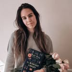 Danielle || Bookstagram || Fantasy+Romance Reader - @readbydanielle - Instagram
