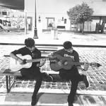 Derek y Moya - @un_regio_y_un_prieto - Instagram