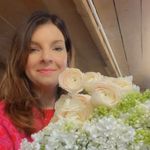 Elaine Graham/ Award winning florist - @peshflowers - Instagram
