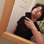 Eli Chamberlain - @elisucksat - Instagram