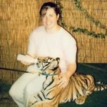 Elise Bond - @peanutgallery76 - Instagram