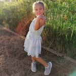 Ella Peri - @adventuresofellafairy - Instagram