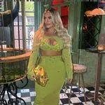 Elle Howe - @banistervibes - Instagram