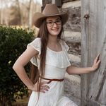 Eva Bailey - @lillarosepetals - Instagram