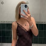 eves - @evie.holmess - Instagram