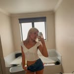 @_felicitylyons - Instagram