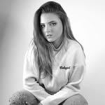 Holly Bate - @hollybate46 - Instagram