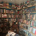 Jade Strong - @strong.bookshelf - Instagram