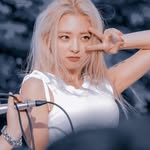 𝐉𝐔𝐋𝐈𝐀 𝐂𝐇𝐑𝐈𝐒𝐓𝐎𝐏𝐇𝐄𝐑 - @webgother - Instagram