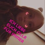 Julia auf der Couch - @julil0810 - Instagram