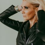 Julie Crone - @voodoodollwithawahl - Instagram