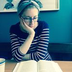 Julie - @julie.reads - Instagram