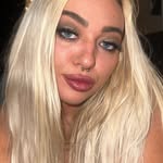 Kay - @kayrocksyoursocks - Instagram