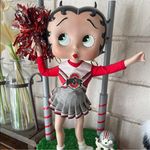 Kim Lowary - @kimlowary - Instagram