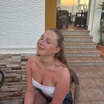 @_larissajohnston - Instagram
