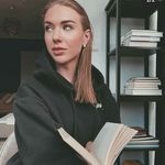 Laura Blake - @laura.reads.all.day - Instagram