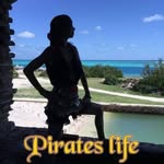 Laura Gasser - @deadredpirate - Instagram