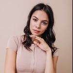Laura Texier - @frenchieglowup - Instagram