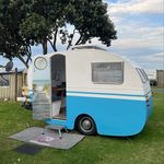 Lesley Gibson - @lilbluethevintagecaravan - Instagram
