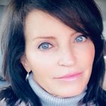 Lisa Chesney - @lisachesneycloset - Instagram