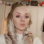 Lisa Leek - @weebabs90 - Instagram