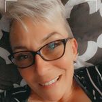 Liz Travis - @kissandmakeupliz - Instagram
