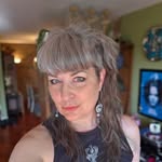 Liz Everett - @lizartjones - Instagram