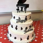 Julia Lyndsay Maxwell - @julialyndsaycakes - Instagram